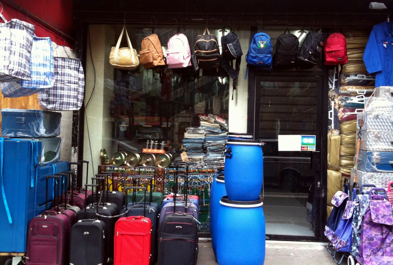 Les fameux sacs ultra légers, souvent aux couleurs rouges et brunes et communément appelés « sacs Tati », sont désormais interdits à l’enregistrement - DR