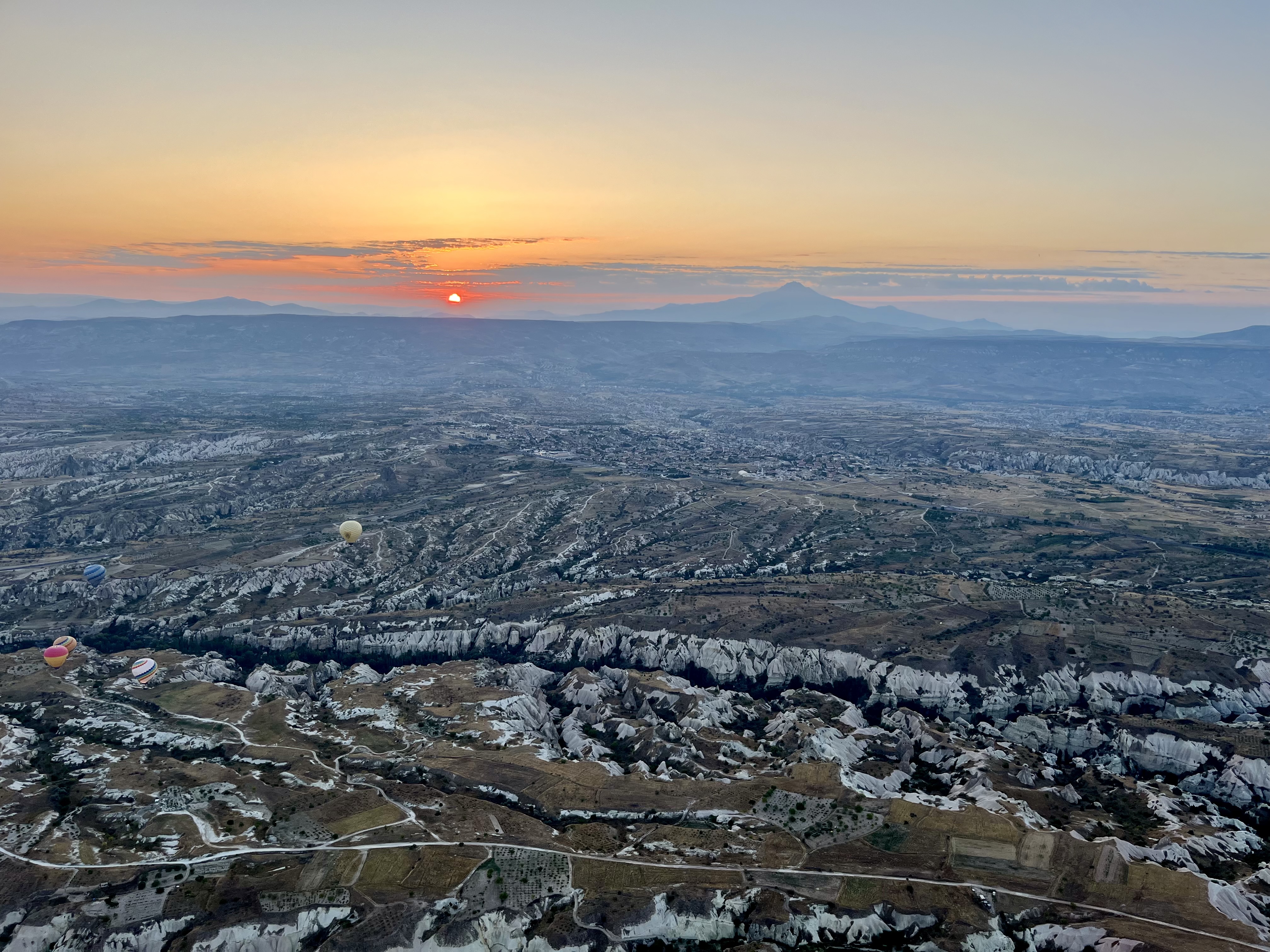 Lever de soleil sur la Cappadoce. Au fond, à droite, la silhouette du mont Erciyes (©PB) Lever de soleil sur la Cappadoce. Au fond, à droite, la silhouette du mont Erciyes (©PB)