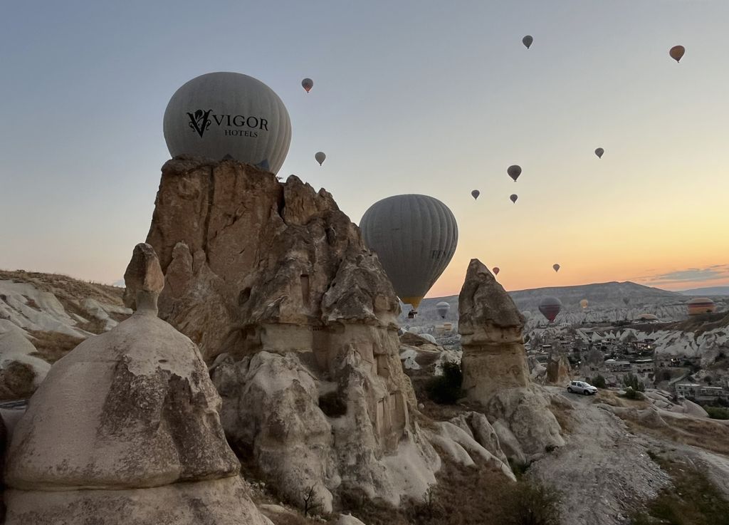 Parfois, on a l'impression que les montgolfières vont s'abîmer sur les "cheminées de fée" (©PB) Parfois, on a l'impression que les montgolfières vont s'abîmer sur les "cheminées de fée" (©PB)
