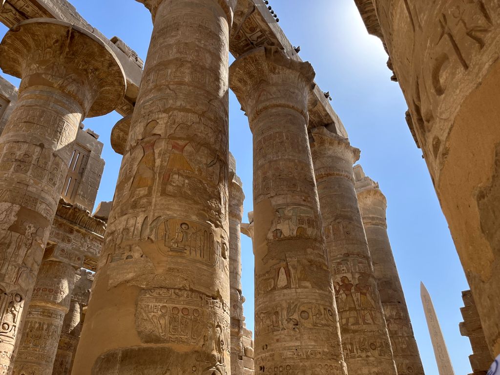 Jadis, les immenses colonnes soutenaient le toit, maintenant tombé, des temples de Karnak (©PB) Jadis, les immenses colonnes soutenaient le toit, maintenant tombé, des temples de Karnak (©PB)
