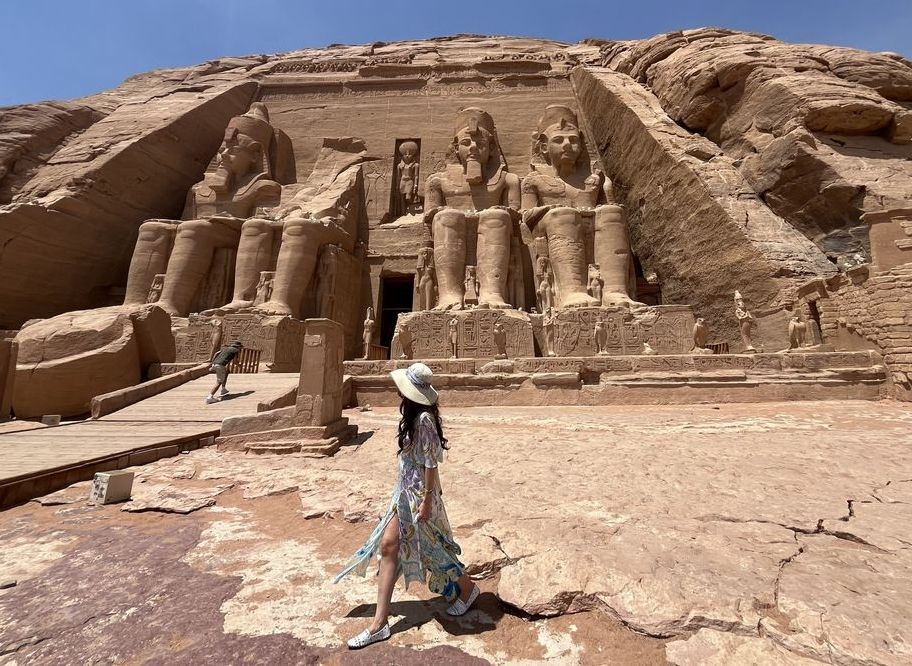 Les quatre colosses de Ramsès II figuraient les quatre âges de la vie de ce Pharaon. A côté, les autres membres de la famille royale ressemblent à des nains (© PB) Les quatre colosses de Ramsès II figuraient les quatre âges de la vie de ce Pharaon. A côté, les autres membres de la famille royale ressemblent à des nains (© PB)