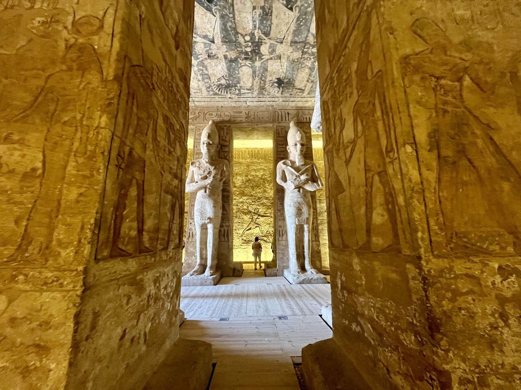 Intérieur des temples d'Abou Simbel creusés dans la roche sous une montagne (©PB) Intérieur des temples d'Abou Simbel creusés dans la roche sous une montagne (©PB)