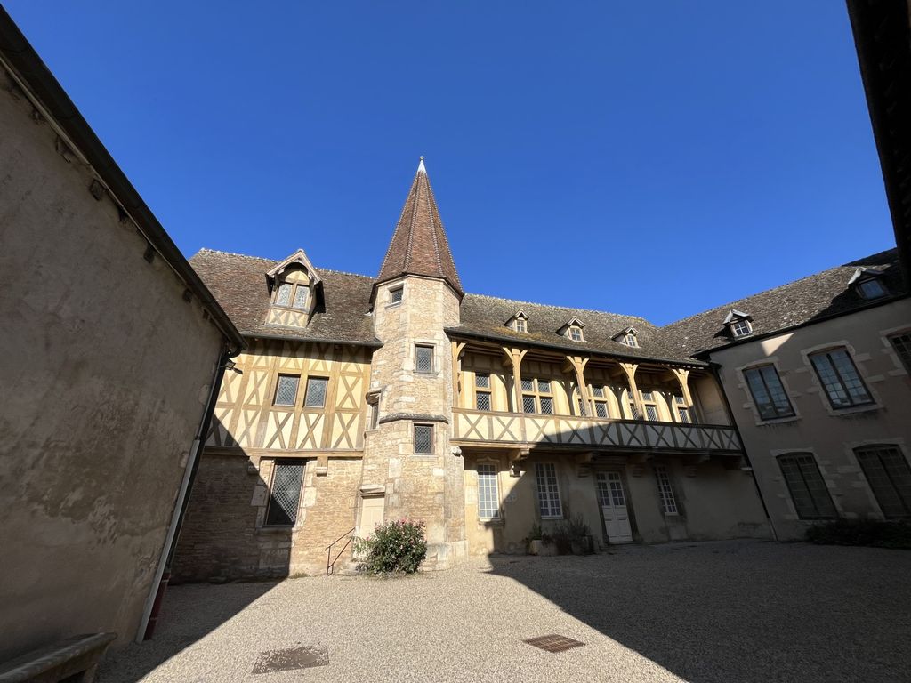 Cette demeure construite du XIV au XVIe fut l'hôtel des ducs de Bourgogne puis le logis des rois de France, avant d'abriter le musée des vins de Bourgogne (©PB) Cette demeure construite du XIV au XVIe fut l'hôtel des ducs de Bourgogne puis le logis des rois de France, avant d'abriter le musée des vins de Bourgogne (©PB)