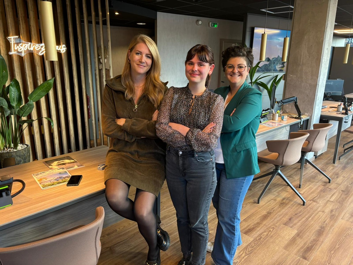 A gauche, Caroline Maisonneuve, responsable Réseau chez Fensch Voyages Selectour et une partie de l’équipe de l’agence de Metz. @fensch voyages A gauche, Caroline Maisonneuve, responsable Réseau chez Fensch Voyages Selectour et une partie de l’équipe de l’agence de Metz. @fensch voyages