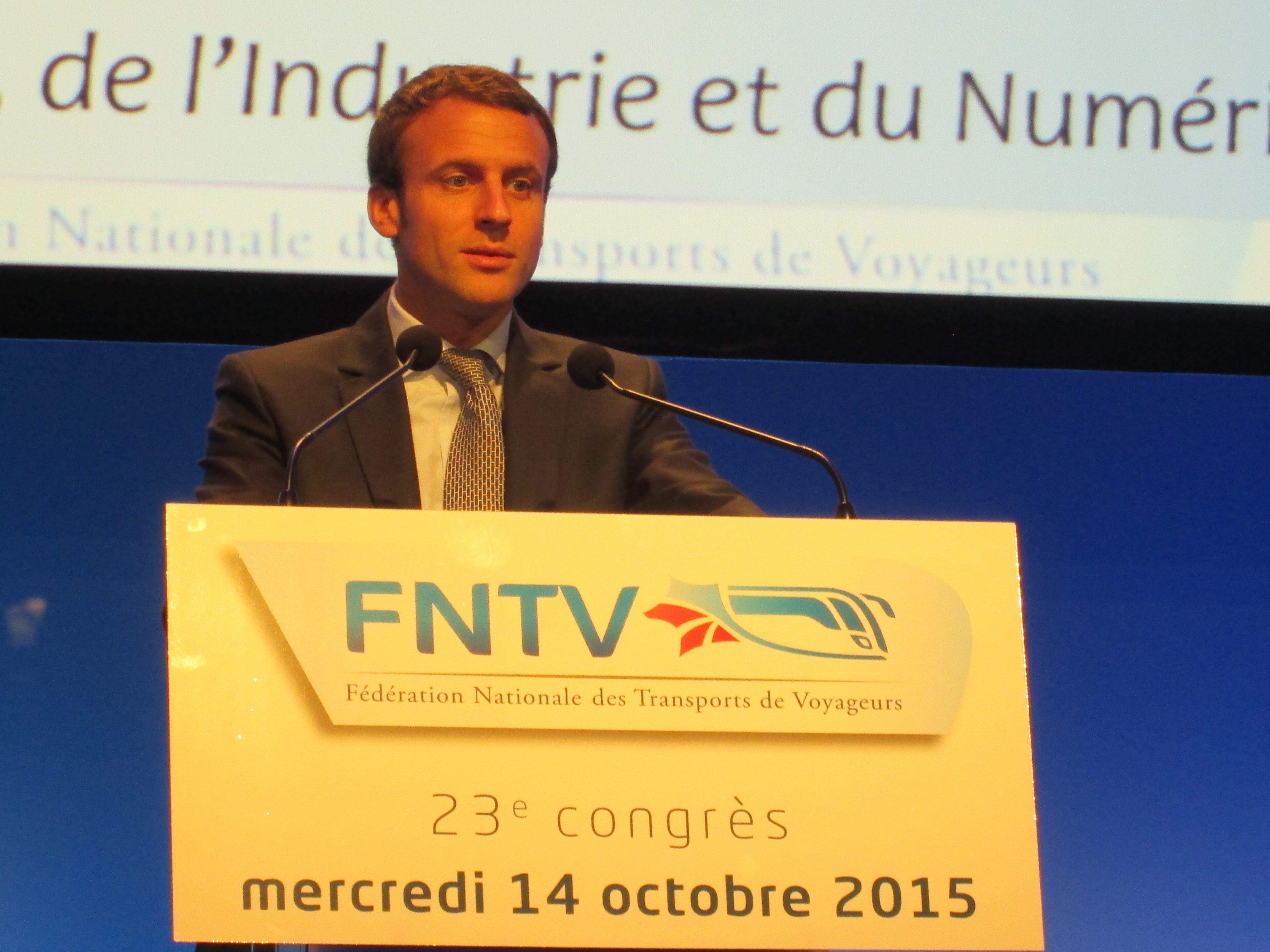 Congrès FNTV : E. Macron déplore la "réglementation excessive qui bridait les transports en autocar"