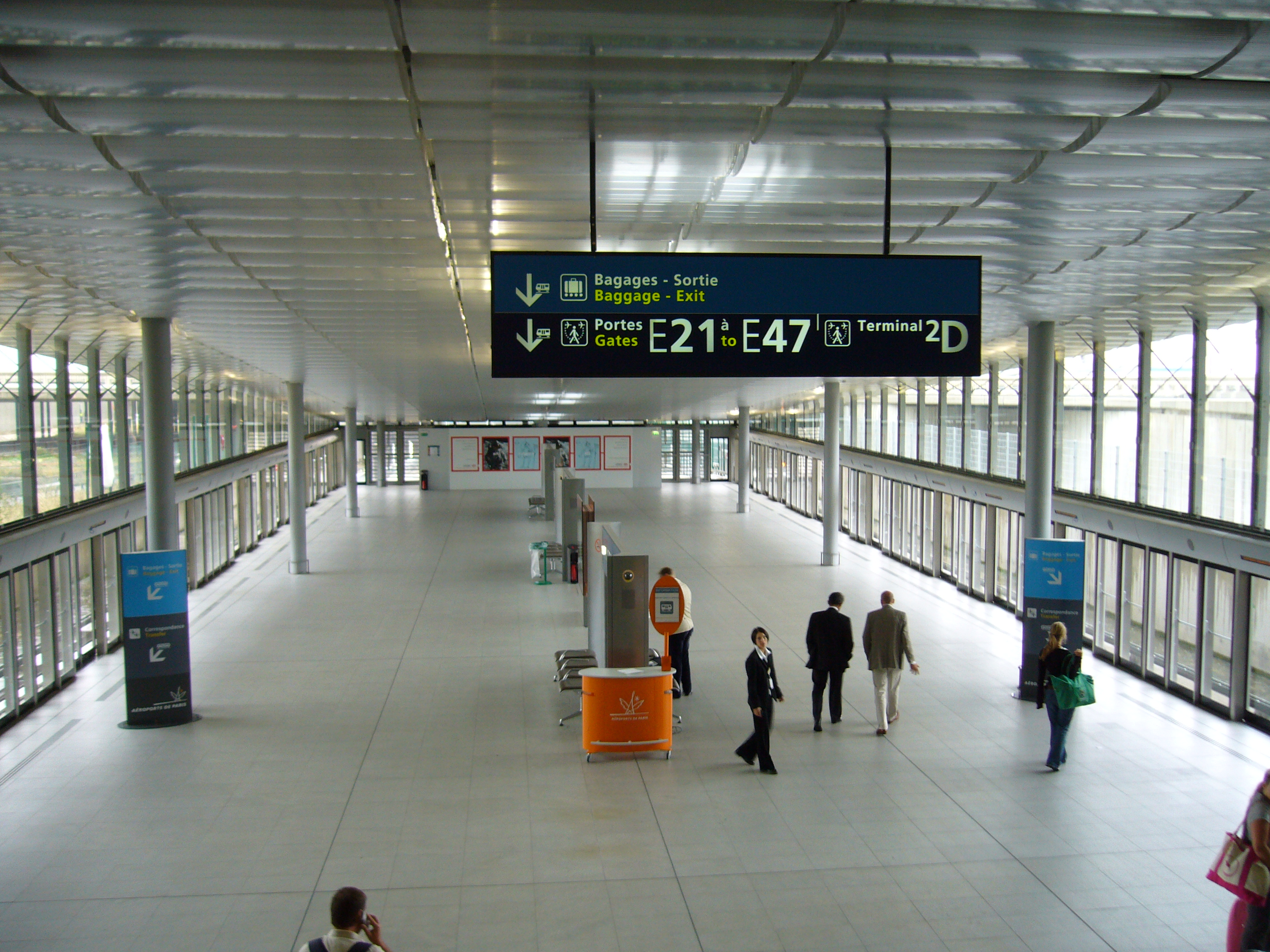 Après  la taxe Chirac, la taxe sur la sécurité, la taxe d'aéroport (pour les détails, il faudrait aussi que les compagnies participent à la construction de ce train et mettent au pot ! /photo Wikipedia
