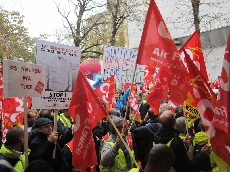 Plusieurs milliers de personnes se sont réunies jeudi 22 octobre pour manifester leur opposition aux réduction d'emplois chez Air France. DR-LAC