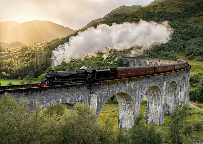 Le train à vapeur traversant le viaduc de Glenfinnan en Écosse © Shutterstock