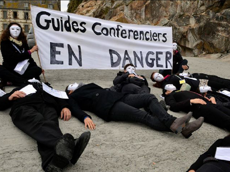 Des guides-conférenciers ont manifesté au Mont Saint-Michel vendredi 23 octobre 2015 contre le projet gouvernemental de déréglementation de leur profession - Photo DR