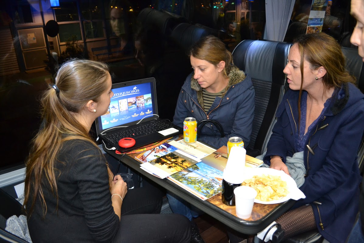 Les agents de voyages au travail, à Nice, à l'intérieur de l'Autocar aménagé spécialement pour le TourMaG&Co Roadshow - Photo : M.C.