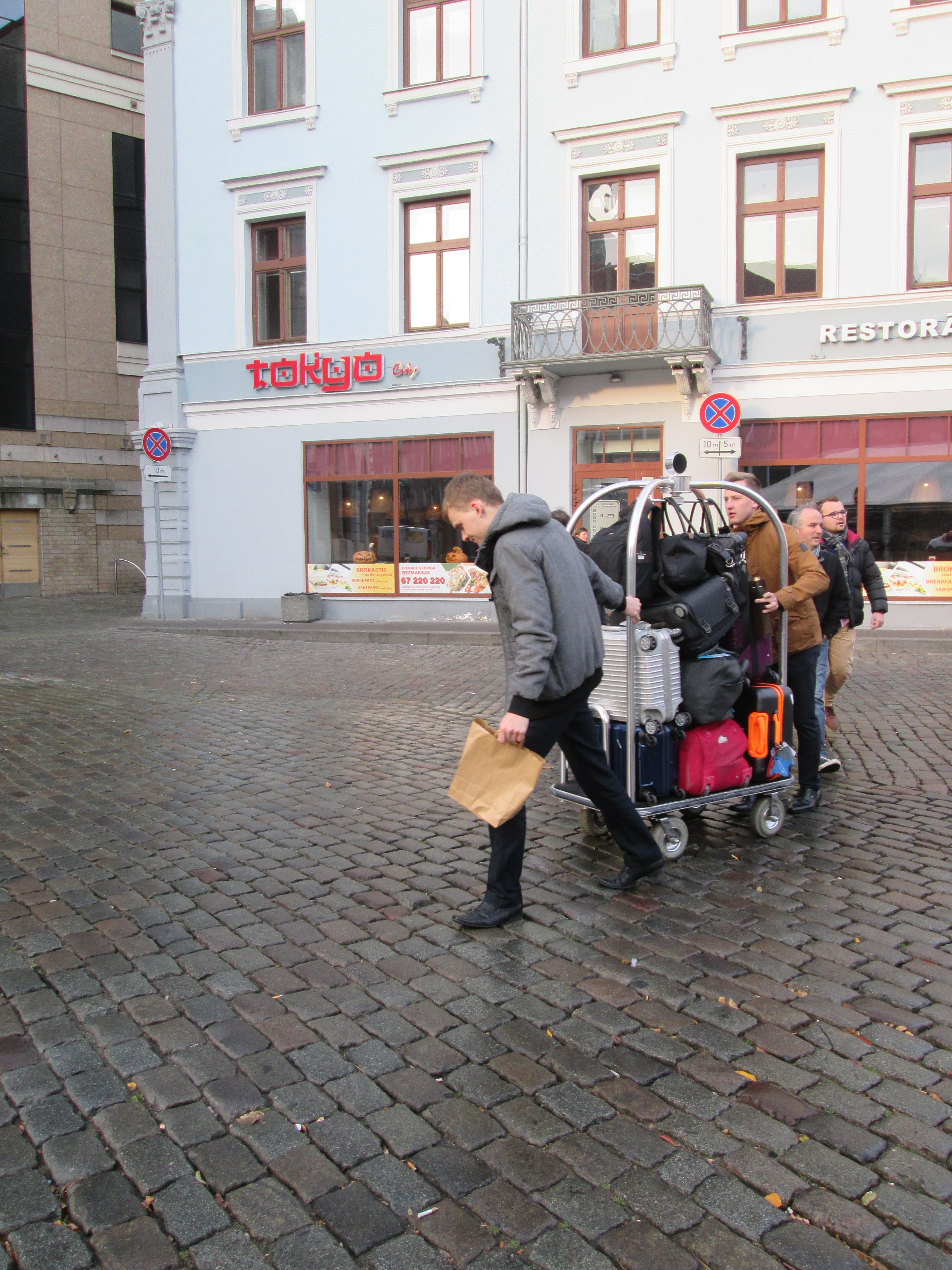 Les quartiers historiques de Riga et Tallin sont interdits aux autocars et aux voitures. Pour le transfert des bagages les hôteliers se débrouillent avec les moyens du bord.