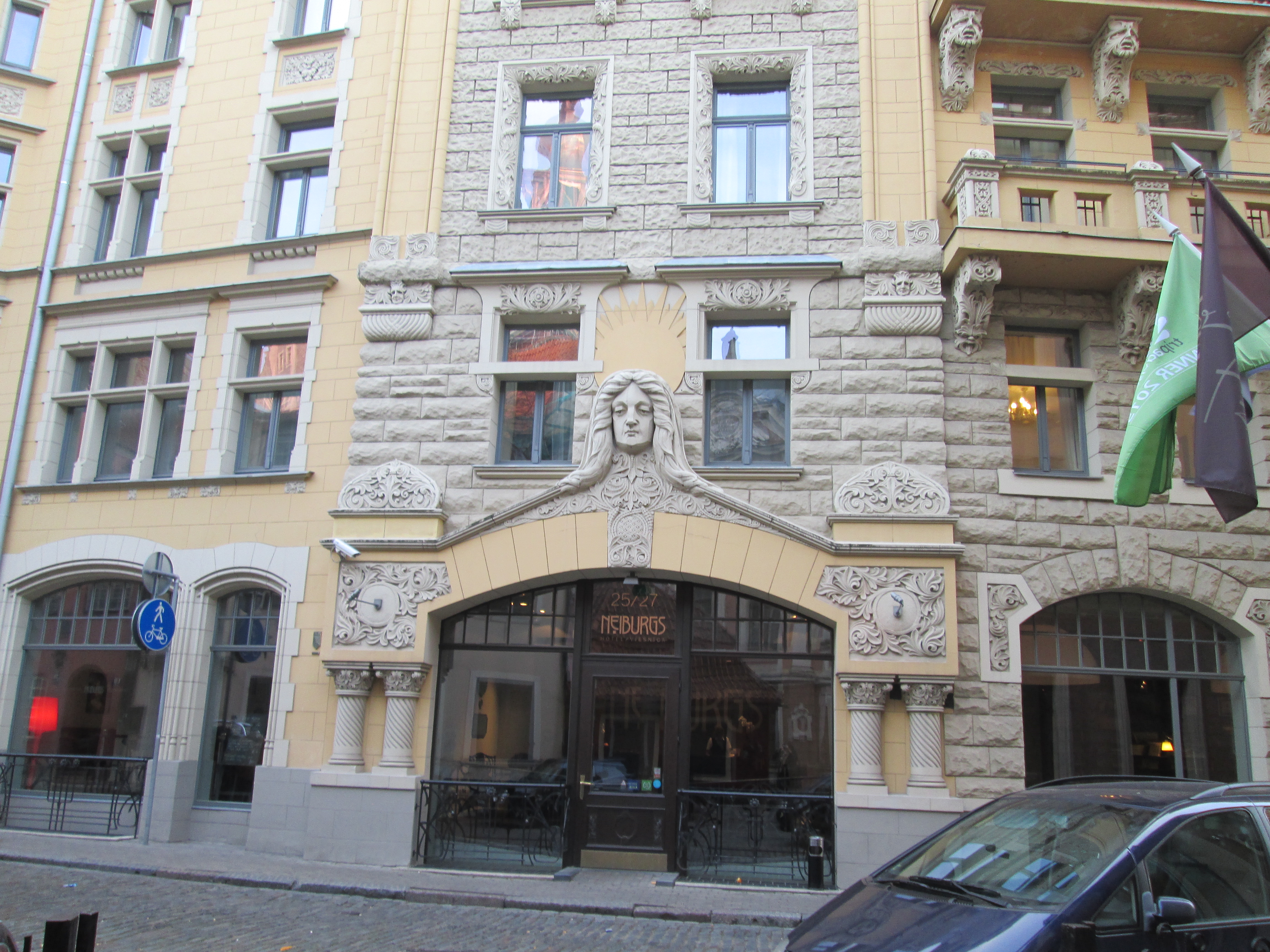 L'hôtel Neiburgs installé dans un bâtiment Art Nouveau classé au coeur de la vieille villede Riga. Il réunit le patrimoine historique, un design contemporain et le confort d'un 4 étoiles.