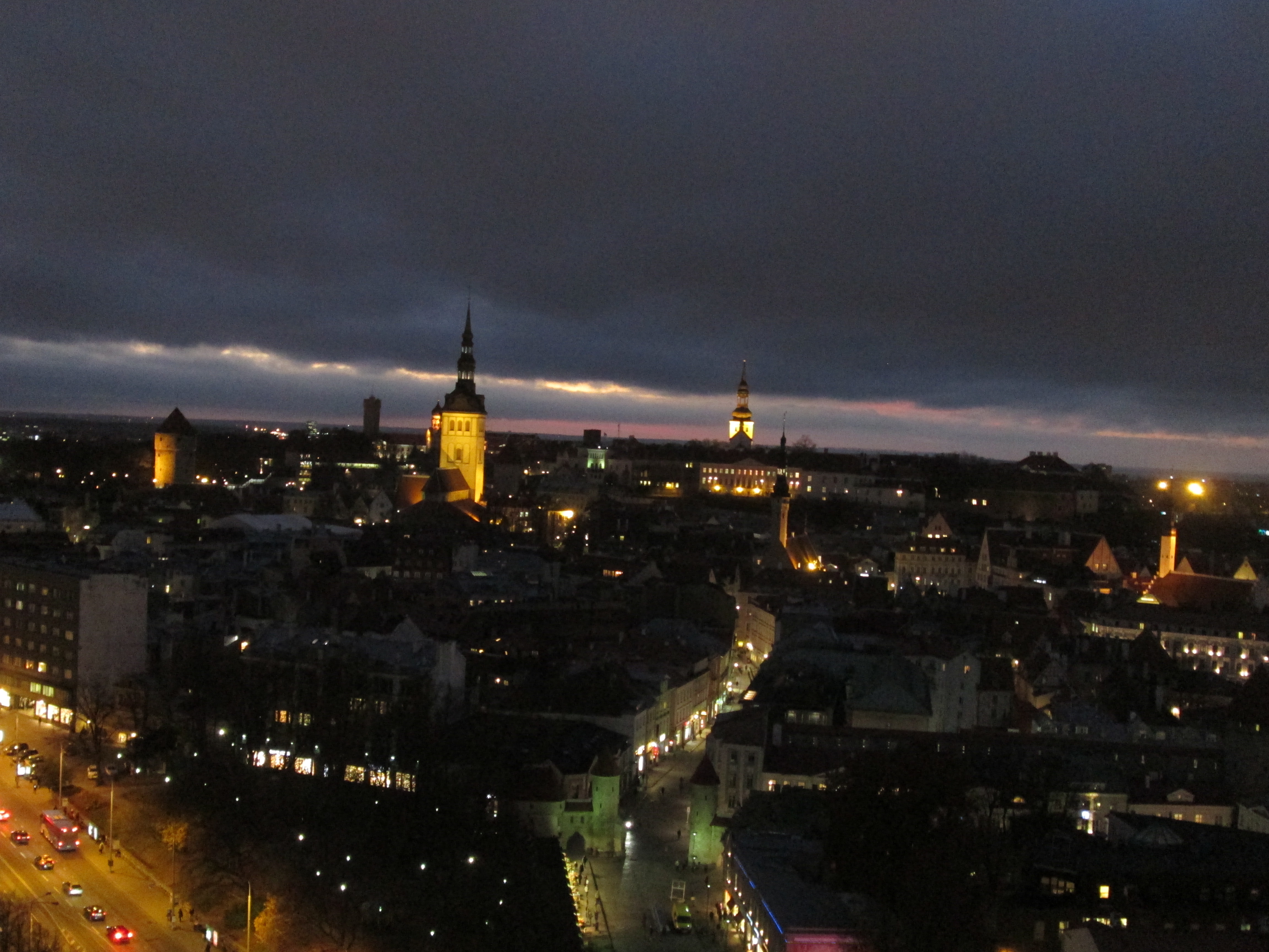 Tallin la nuit vue du musée du KGB au 23e étage de l'hôtel Viru.