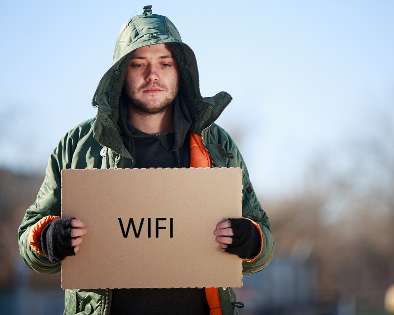L'idée ? Équiper les SDF de bornes Wifi, de façon à permettre cette fameuse connexion partout dans la ville. Comme le dit cette association, "nous voulions faire d'une pierre deux coups : résoudre le problème de pauvreté et donner un service aux habitants et aux touristes" ! - © Sergey - Fotolia.com