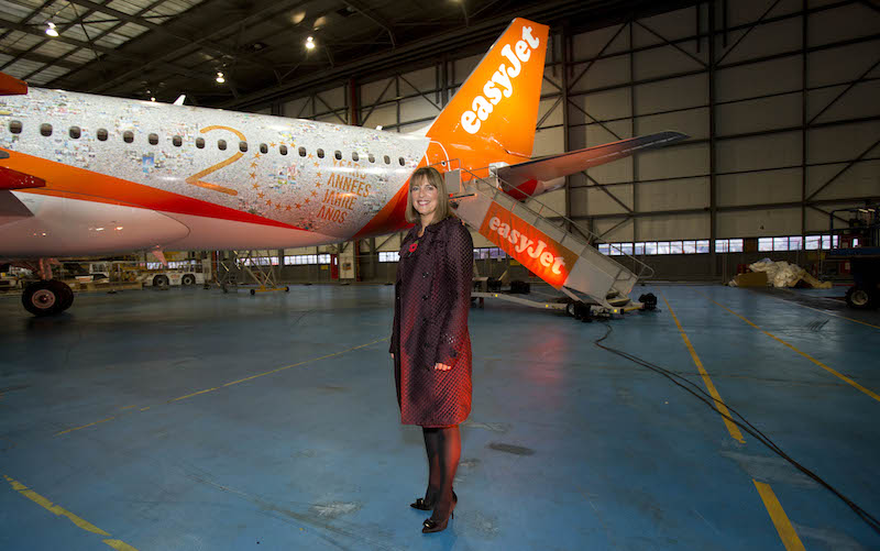 Carolyn Mccall, la patronne d'easyJet pose devant la livrée spéciale anniversaire de sa compagnie. DR-easyJet.