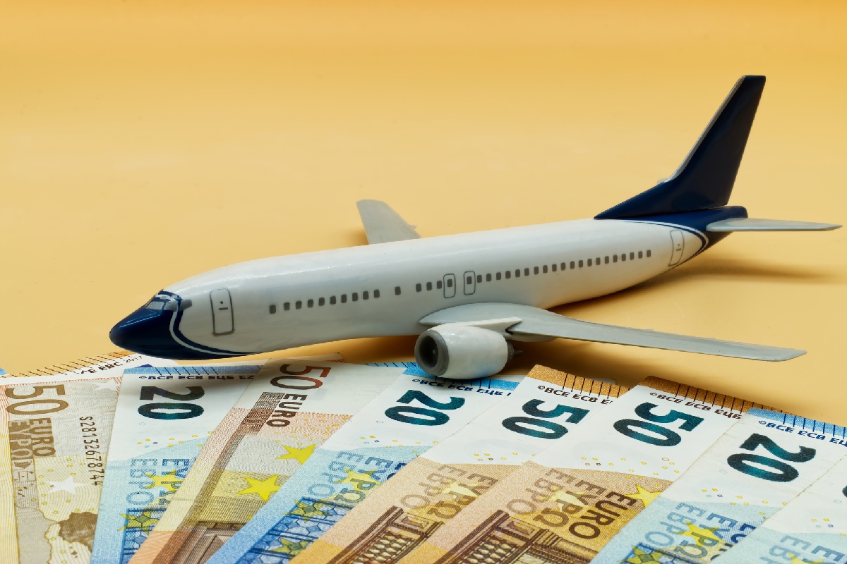 La mise en œuvre par les compagnies aériennes de la hausse de la Taxe de Solidarité sur les Billets d'Avion (TSBA) appelée aussi Taxe Chirac avant même son vote par l'Assemblée Nationale et le Sénat.  Deposiphotos.com claudiocaridi.libero.it2