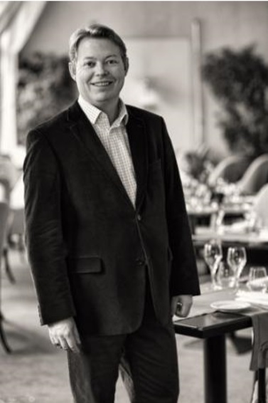 Philippe Gourgaud, nouveau directeur général de l’Hôtel Au Cœur du Village - DR : Relais et Châteaux