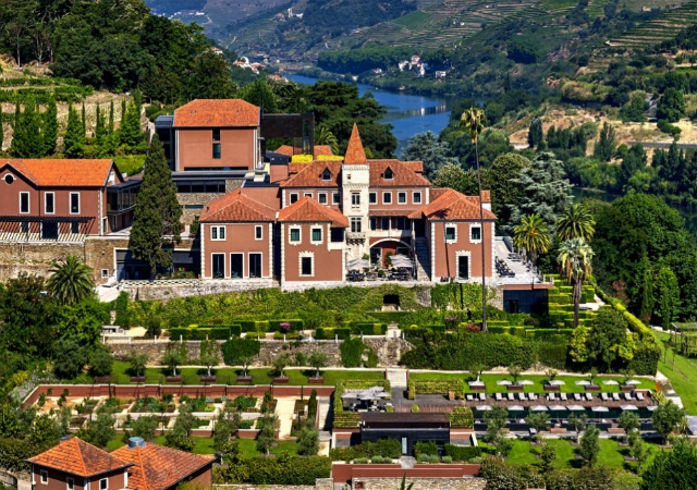 Au cœur d’une vaste domaine viticole ce manoir  1900 resta longtemps à l’abandon. Dans les années 2000 le  nouveau propriétaire   décide d’en faire un hôtel intimiste, l’Aqua Pura qui allie le charme ancien et le design contemporain. Il est le premier Six Senses & Spas européen. Photo Six Senses.