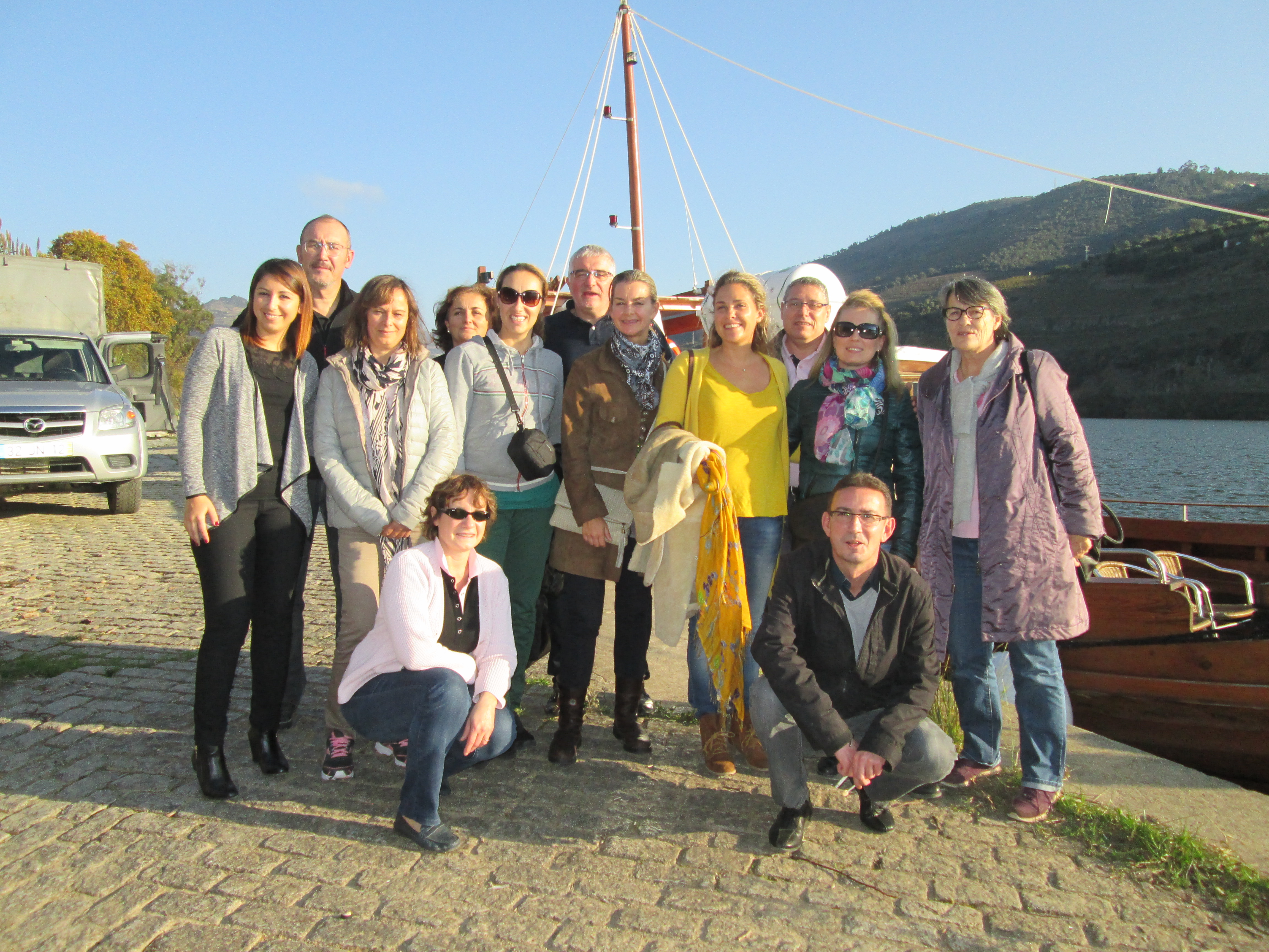 Avant de de monter sur un bateau « rabelo »,  Davina Bulot directrice ventes et marketing des Six Senses Hotels & Resorts pour la France, la Belgique et la Suisse, Kalliopi Karaoulanis (American Express Rueil Malmaison), Pierre Tortochot (Liaisons Mondiales Paris), Chantal Valverde Colonna (Thomas Cook Voyages Cannes), Christophe Vasseur (Cap 5 Voyages Marcq-en-Baroeuil, Yann Maguerot (Kuoni Univairmer Lyon), Joëlle Deleplace Gaux (Kuoni Univairmer Lille), Marie-France Le Bozec Le Blevennec (Kuoni Réservation Emotions), Colette Poupée (Kuoni Malesherbes), Sandra Rodrigues Vieira (Kuoni Production Emotions), Emmanuel Reviron (TAP), Mafalda de Bragança directrice des ventes du Six Senses Douro Valley. Photo MS;