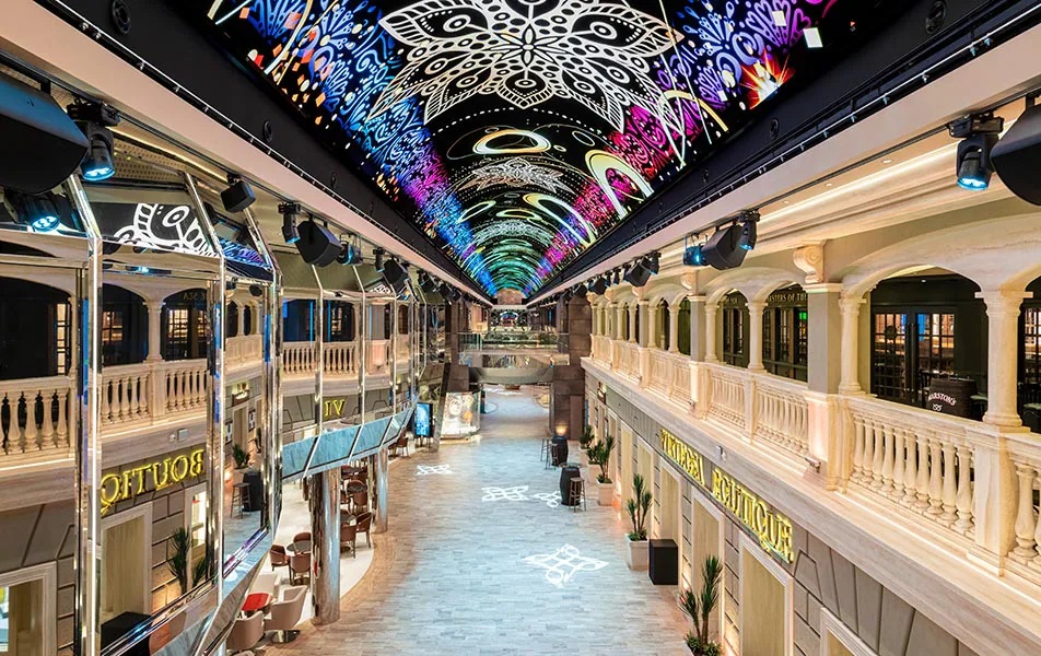 L'avenue est bordée de boutiques, de restaurants spécialisés et de bars. L'avenue est bordée de boutiques, de restaurants spécialisés et de bars.