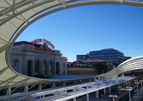 Aéroport de Denver : un train reliera le centre ville en 37 mn