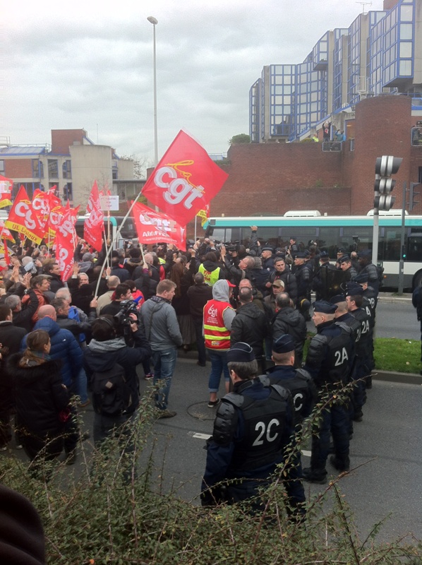 Les manifestants ont débordé sur la chaussé, rapidement encadrés par les CRS. DR-LAC