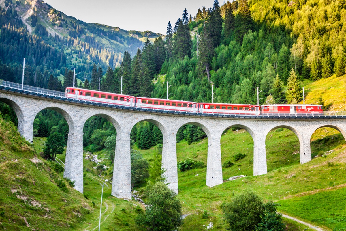 A bord d’un train de luxe ou en train régulier, le voyage en train séduit de plus en plus les voyageurs. Le déplacement devient alors en voyage en soi.  @depositphoto/perszing1982 A bord d’un train de luxe ou en train régulier, le voyage en train séduit de plus en plus les voyageurs. Le déplacement devient alors en voyage en soi.  @depositphoto/perszing1982