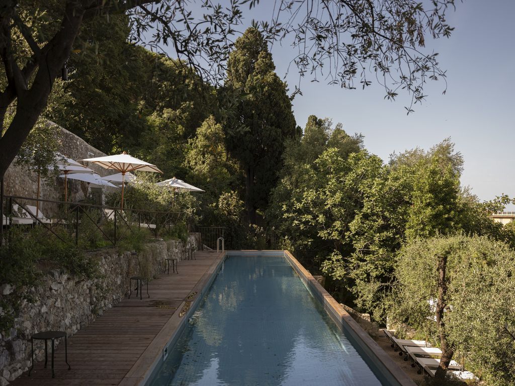 En haut des restanques, une piscine extérieure de 19 mètres de long (©Giulio Ghiardi/Hôtel du Couvent) En haut des restanques, une piscine extérieure de 19 mètres de long (©Giulio Ghiardi/Hôtel du Couvent)
