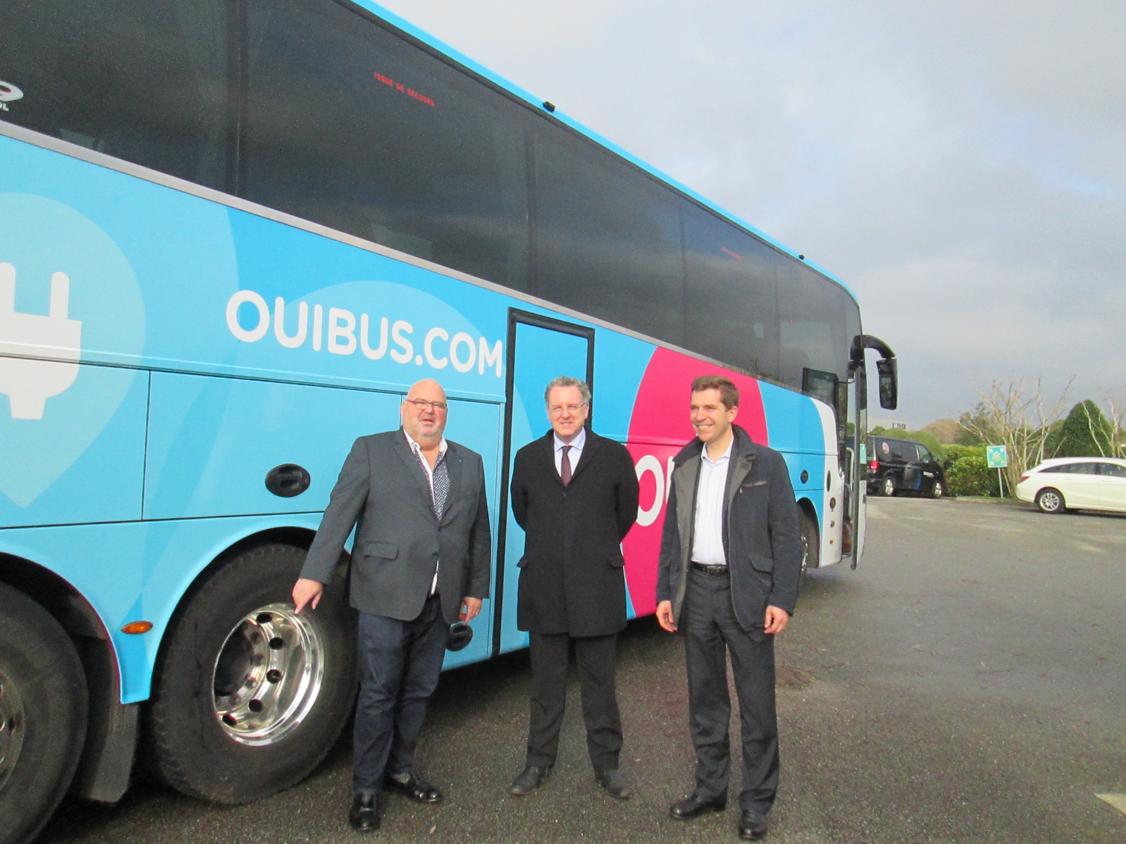 Au siège de Salaün Holidays  à Châteaulun (Finistère). Michel Salaün avec  Richard Ferrand député du Finistère (au centre) et, venu de Paris,  Roland de Barbentane directeur général de Ouibus. Photo MS. Au siège de Salaün Holidays  à Châteaulun (Finistère). Michel Salaün avec  Richard Ferrand député du Finistère (au centre) et, venu de Paris,  Roland de Barbentane directeur général de Ouibus. Photo MS.