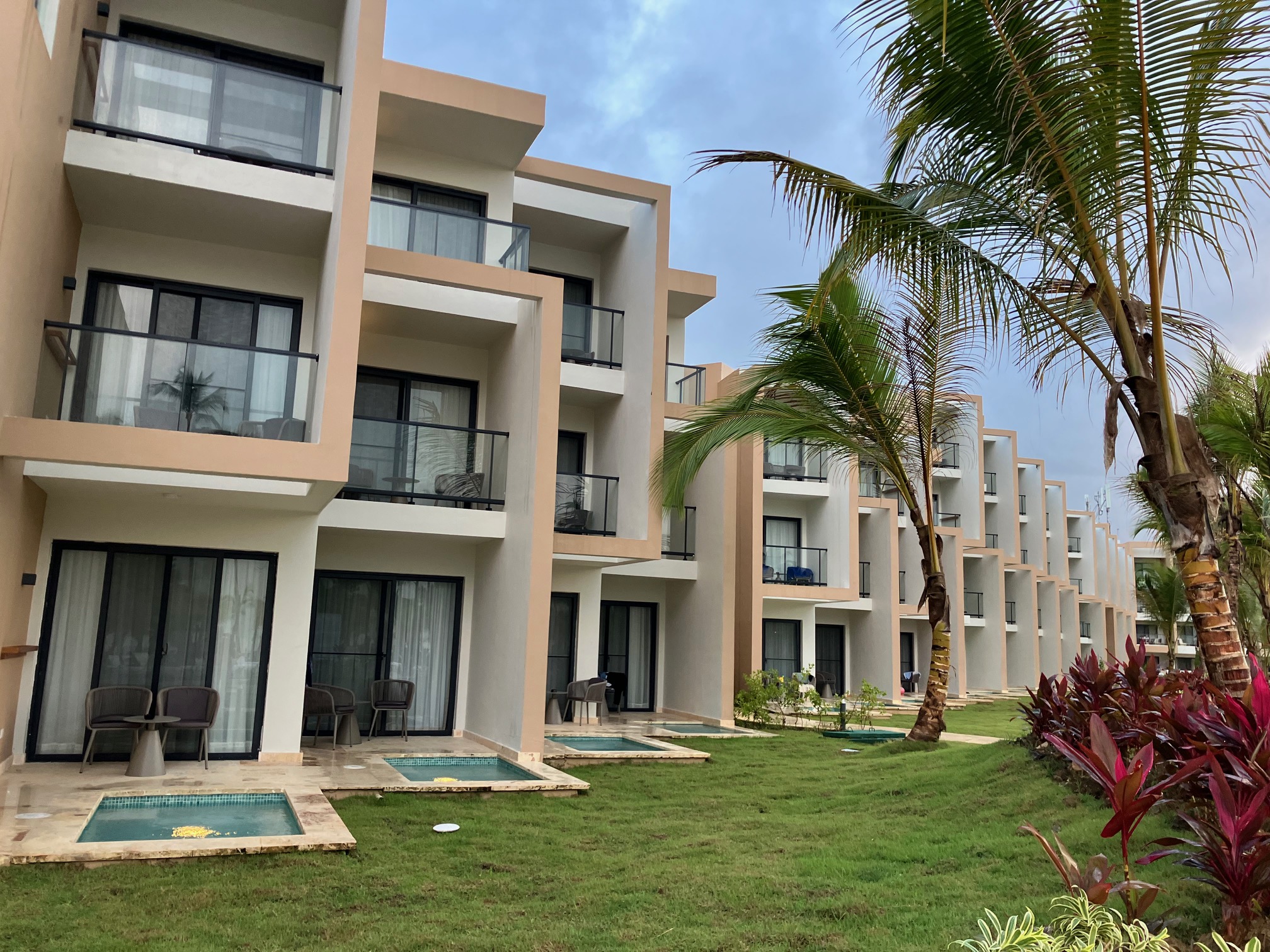 L'hôtel est composé de trois ailes contemporaines - Photo : T. Beaurepère L'hôtel est composé de trois ailes contemporaines - Photo : T. Beaurepère