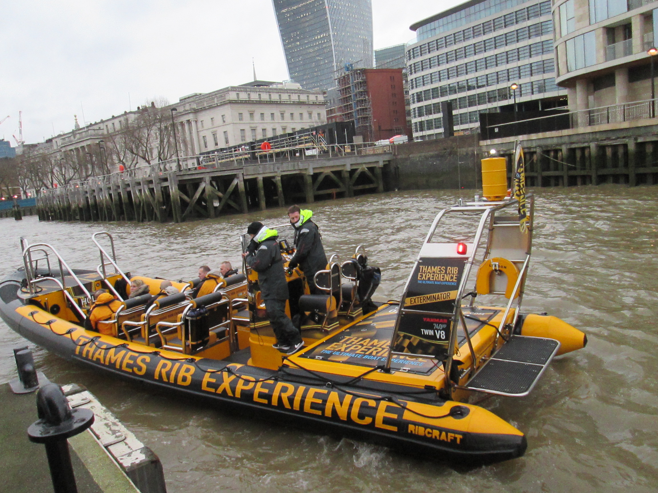 Pour monter à bord de ces bolides, il faut revêtir une tenue étanche complétée par un gilet de sauvetage - Photo MS Pour monter à bord de ces bolides, il faut revêtir une tenue étanche complétée par un gilet de sauvetage - Photo MS
