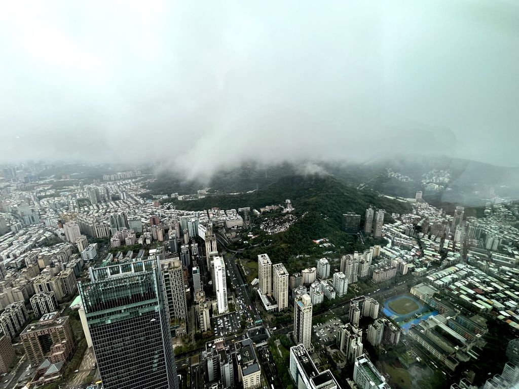 Même par temps de brume, la vue à 360° depuis la plateforme d'observation de la Tour 101 est stupéfiante (© PB)