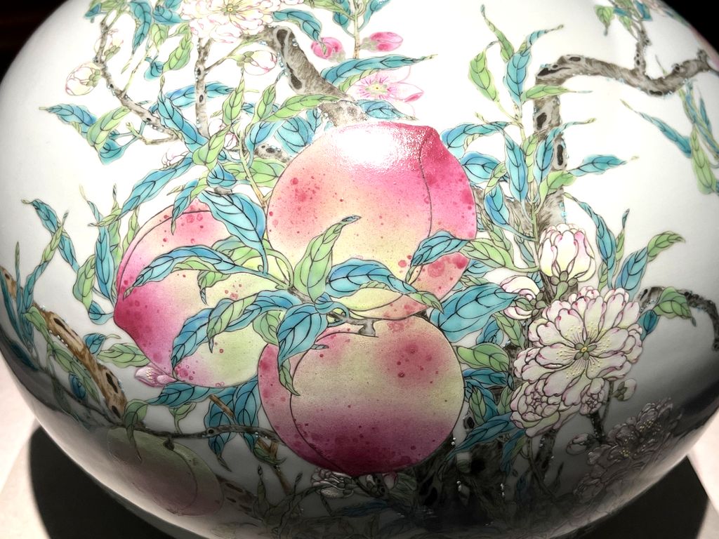 Vase du XVIIIe siècle au délicat décor de pêches datant de la dynastie Qing, exposé au Musée national du Palais à Taipei (©PB)