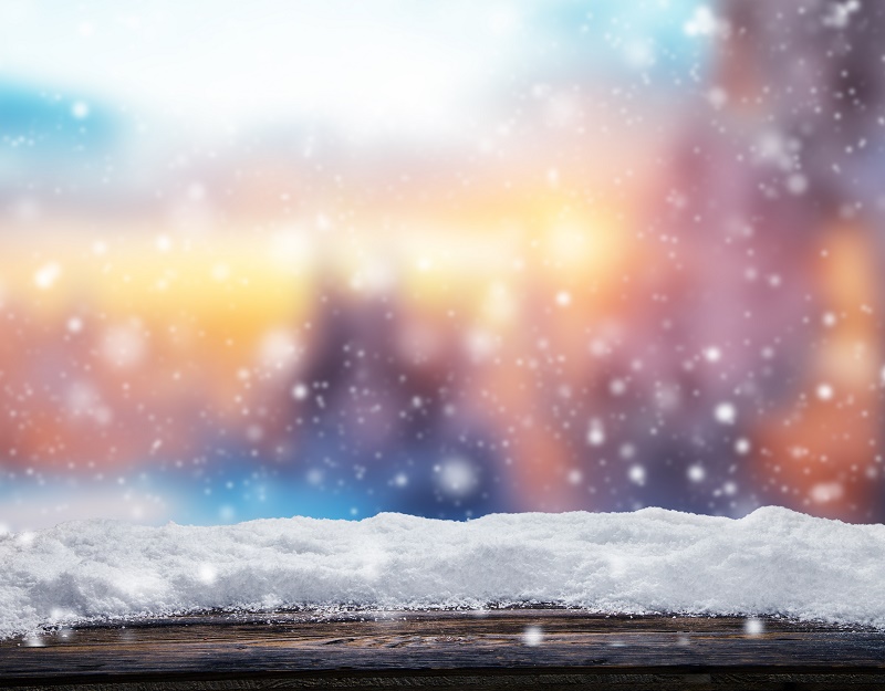 Stupeur et putréfaction, la neige semble bouder nos belles stations montagnardes. Angoisse des professionnels, dont beaucoup tentent de convaincre les vacanciers de changer leurs raquettes d'épaule et de préférer le maillot de bain aux doudounes et après-skis © Jag_cz - Fotolia.com