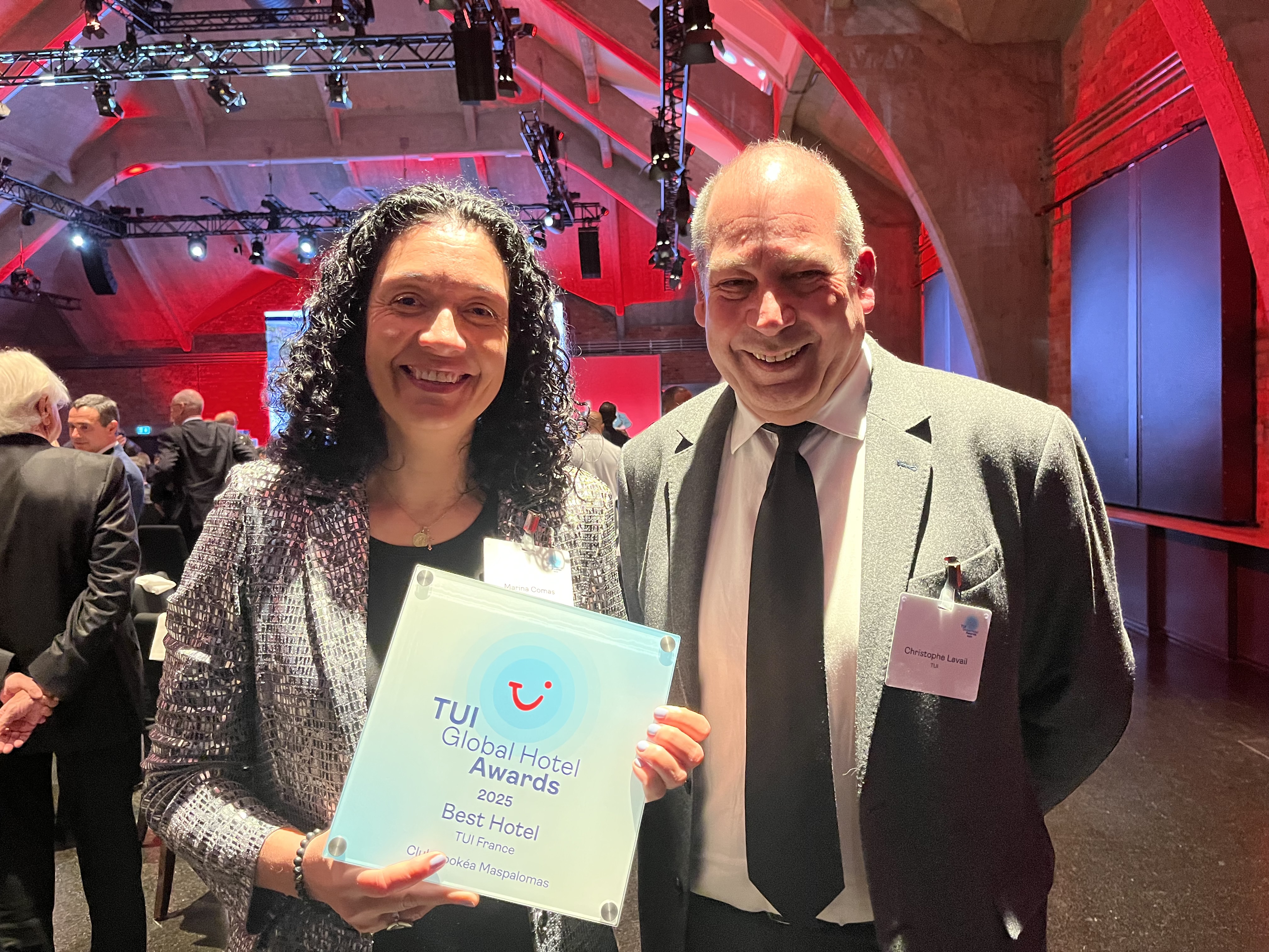 Christophe Lavail, directeur des clubs chez TUI France lors de la remise des Awards à Berlin, en compagnie de Marina Comas, directrice des achats pour TUI Group en Espagne et aux Canaries (@PB)