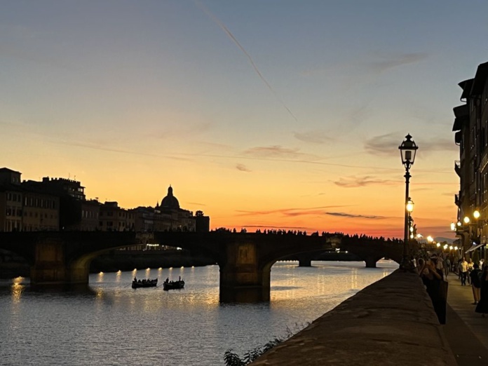 Coucher de soleil sur l'Arno, à Florence, l'un des spots touristiques de la Toscane (© PB)