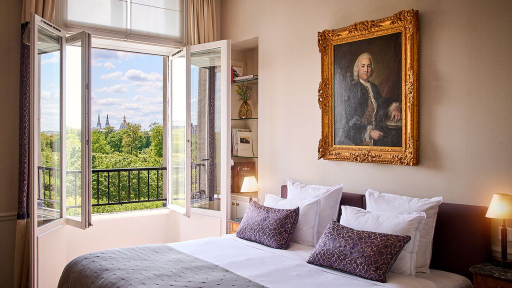Une chambre Deluxe de l'Hôtel Brighton, avec une superbe vue sur Paris (©Nicolas Lobbestael/Esprit de France)