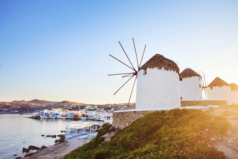 Les moulins à vent sont devenus l'emblème de Mykonos, île des Cyclades très prisée de la clientèle de luxe (©jbstock/Deposit Photos)