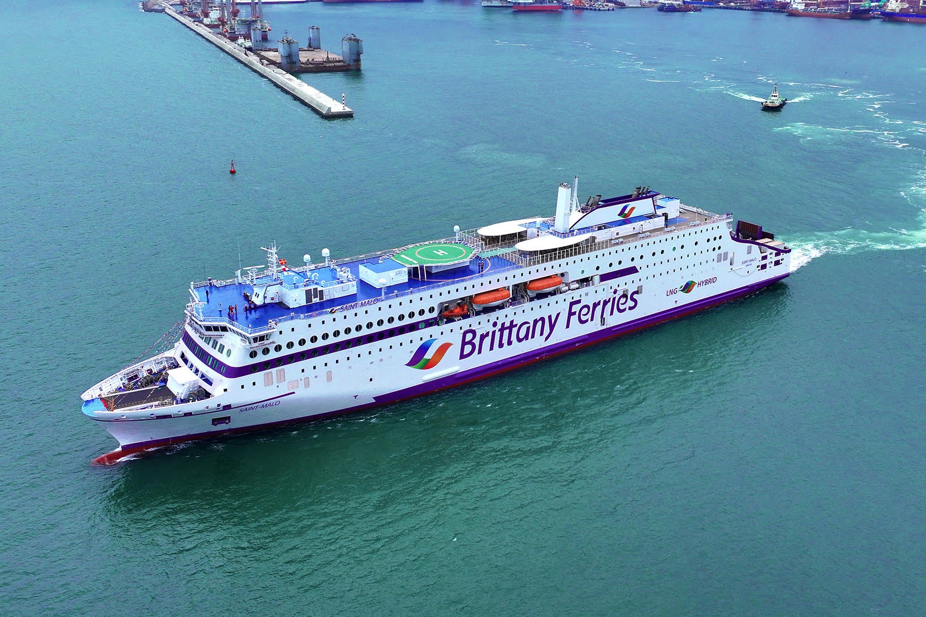 Le Saint-Malo, navire hybride, va être rejoint le 28 mars par le Guillaume de Normandie, qui sera inauguré à Caen - Photo : Brittany Ferries