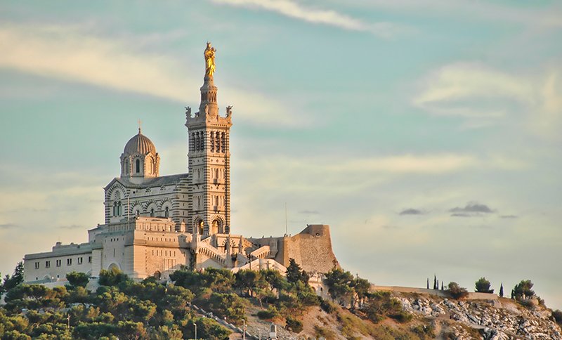 Surnommée « la Bonne Mère », la basilique Notre-Dame de la Garde est le symbole emblématique de Marseille © Istock - Daniiielc