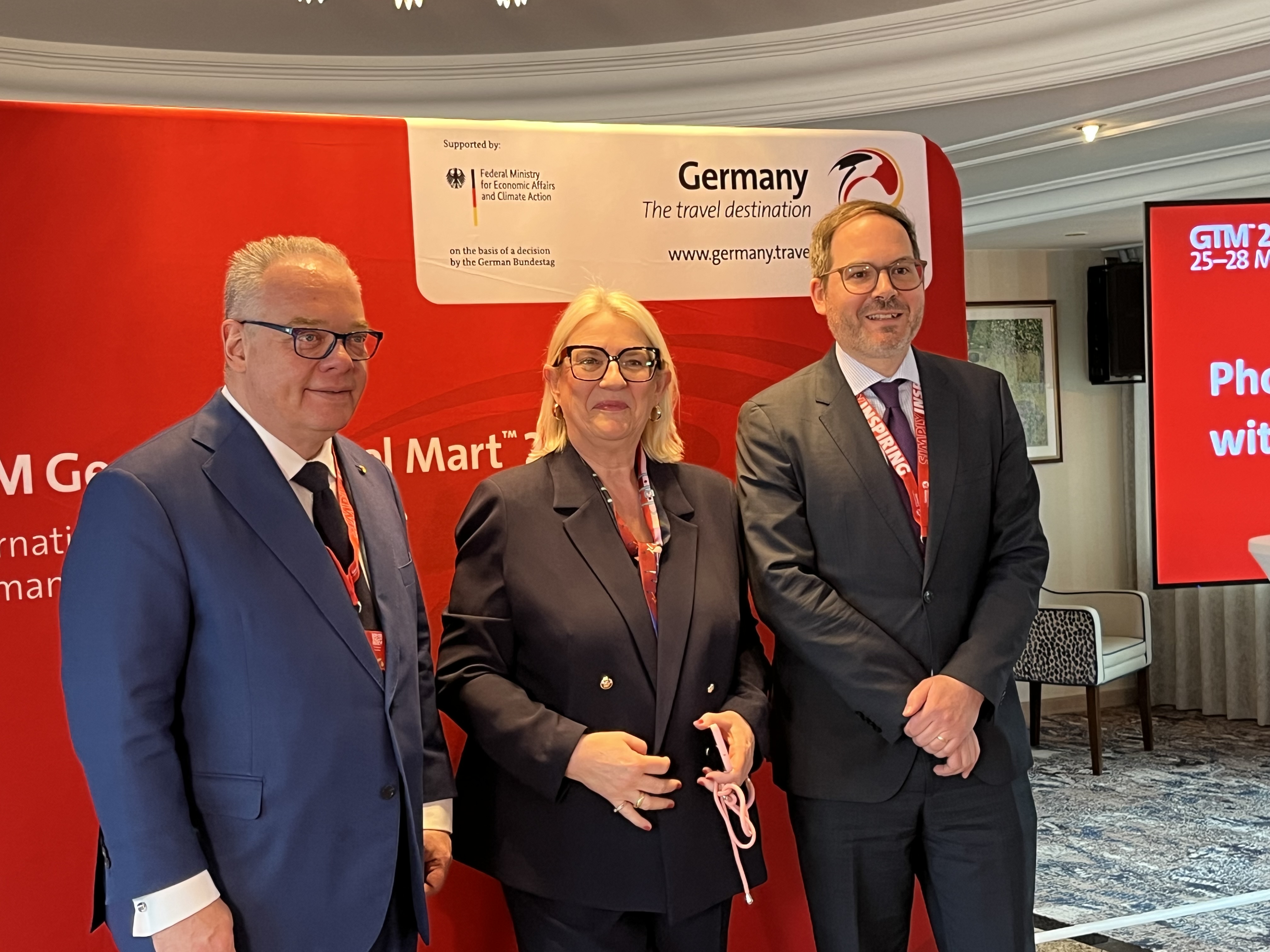 Petra Hedorfer en compagnie de Tim Fischbach, du groupe Lufthansa (à droite), et de Jörg T. Böckeler, des hôtels Dorint (à g.), partenaires du GMT 2025 (©PB)
