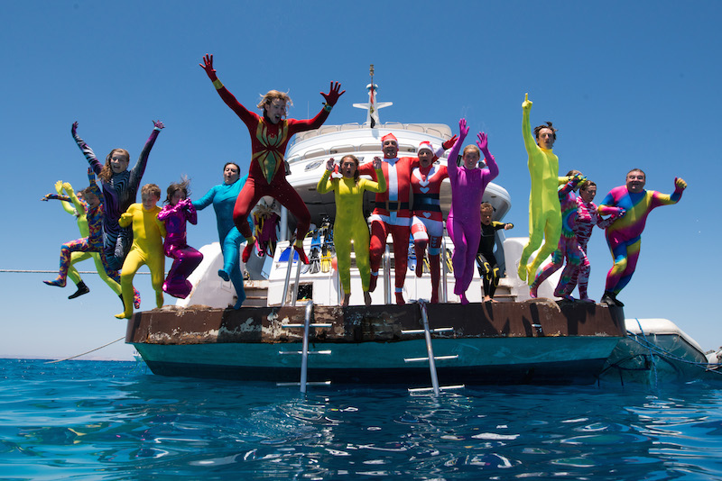 Ces fans de plongée sous-marine refusent les tristounettes combinaisons noires ! DR-Salon de la Plongée Ces fans de plongée sous-marine refusent les tristounettes combinaisons noires ! DR-Salon de la Plongée