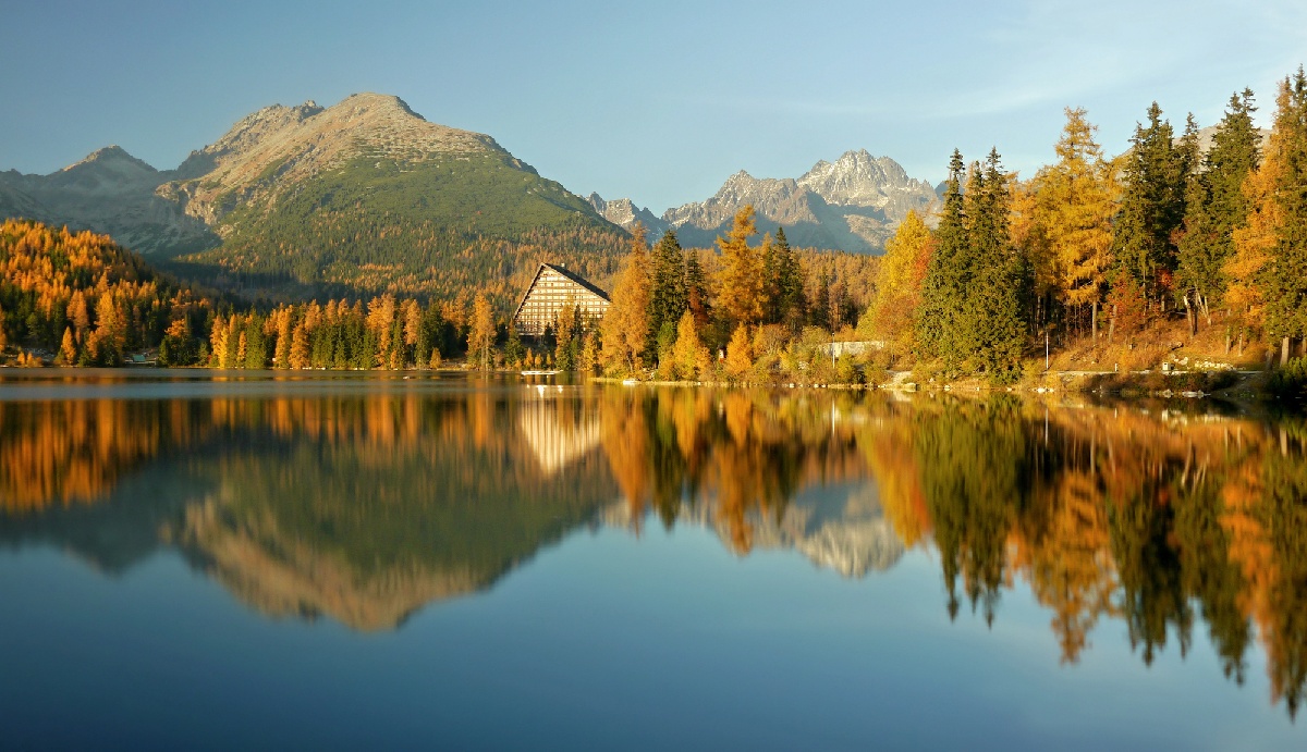 Ours en Slovaquie : les voyageurs doivent-ils redoubler de prudence ? - Lac de montagne de couleur automne - Hautes Tatras Depositphotos.com Auteur Pettys