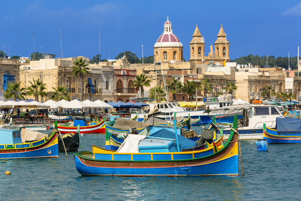 Les luzzu, ces bateaux colorés ornés d'un oeil d'Osiris réputé protéger des dangers de la mer, sont l'un des symboles de Malte. Ici, dans le petit port de pêche de Marsaxlokk - DepositPhotos.com, s4visuals/