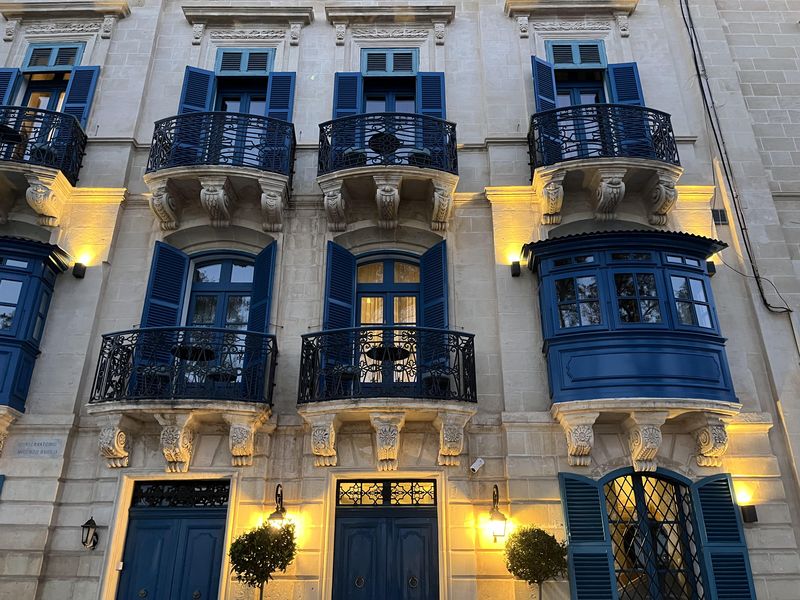 L'Iniala Harbour House se cache derrière des façades historiques aux balcons ouvragés (© PB)