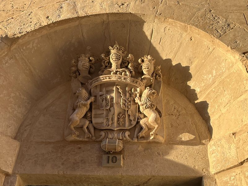 Le calcaire beige rosé de Malte se prête à des sculptures raffinées (© PB)