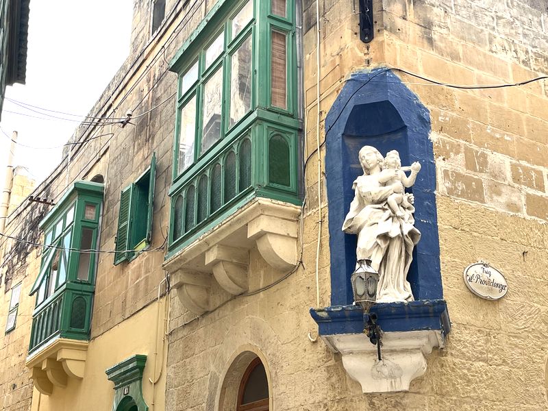 Dans les rues de Mdina, comme ailleurs, partout des balcons fermés à l'espagnole et des statues de la Vierge (© PB)
