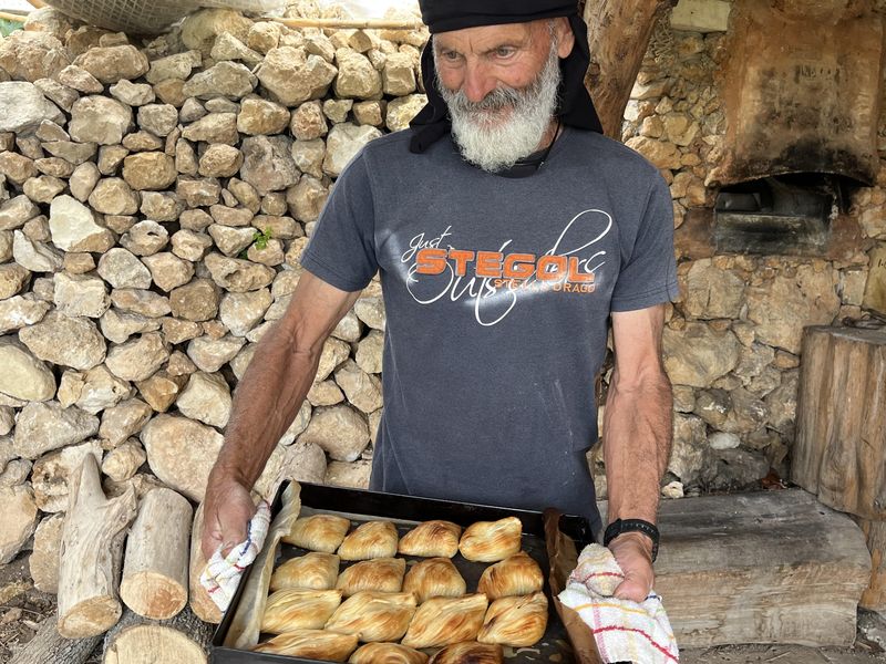 Les pastizzi sont des chaussons de pâte feuilletée fourrée de ricotta ou de purée de pois - Photo PB