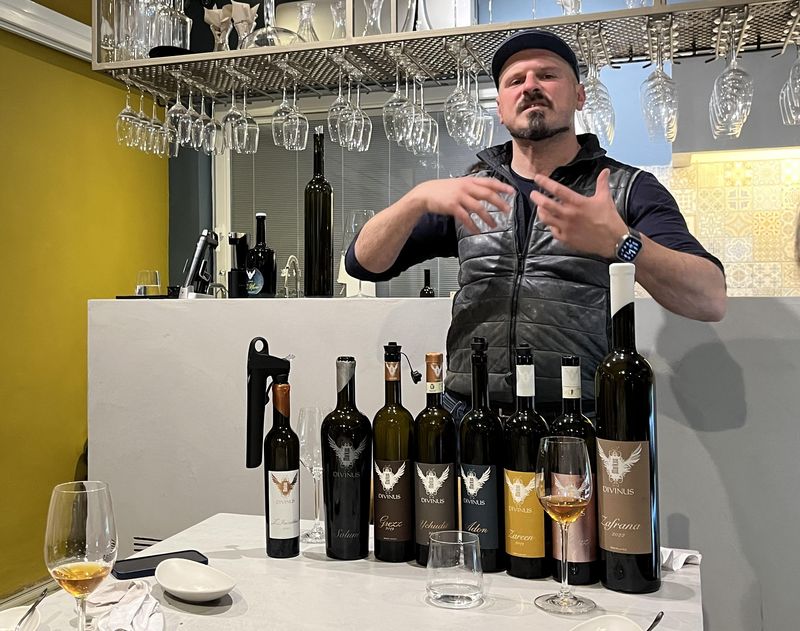 Mark Borg explique comment les petits vignobles locaux, vendangés à la main, arrivent à exprimer toutes les saveurs du « terroir » maltais - Photo PB