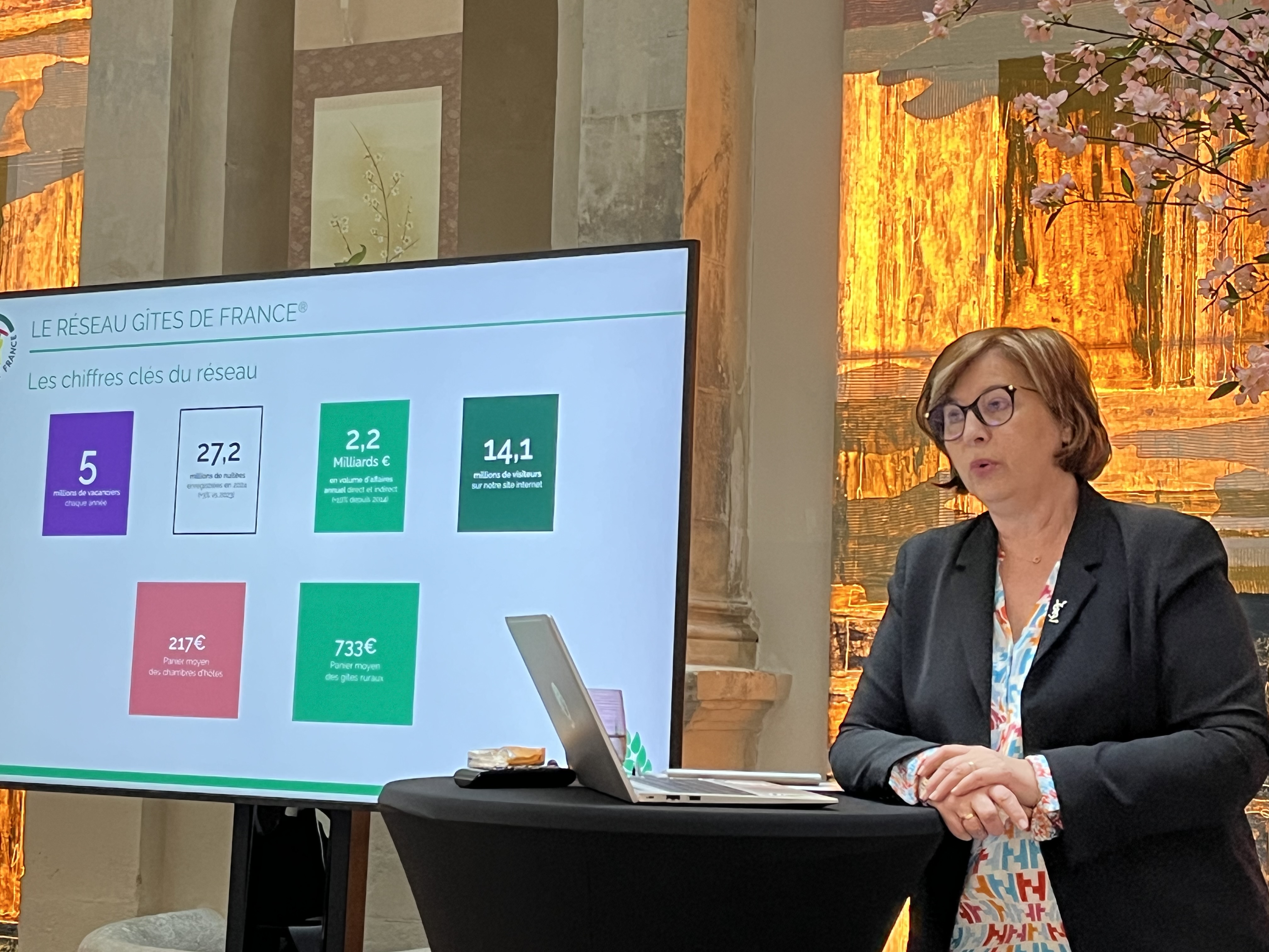 Pendant la conférence de presse, Solange Escure a mis en avant, chiffres à l'appui, l'apport économiques des Gîtes de France dans les territoires (© PB)